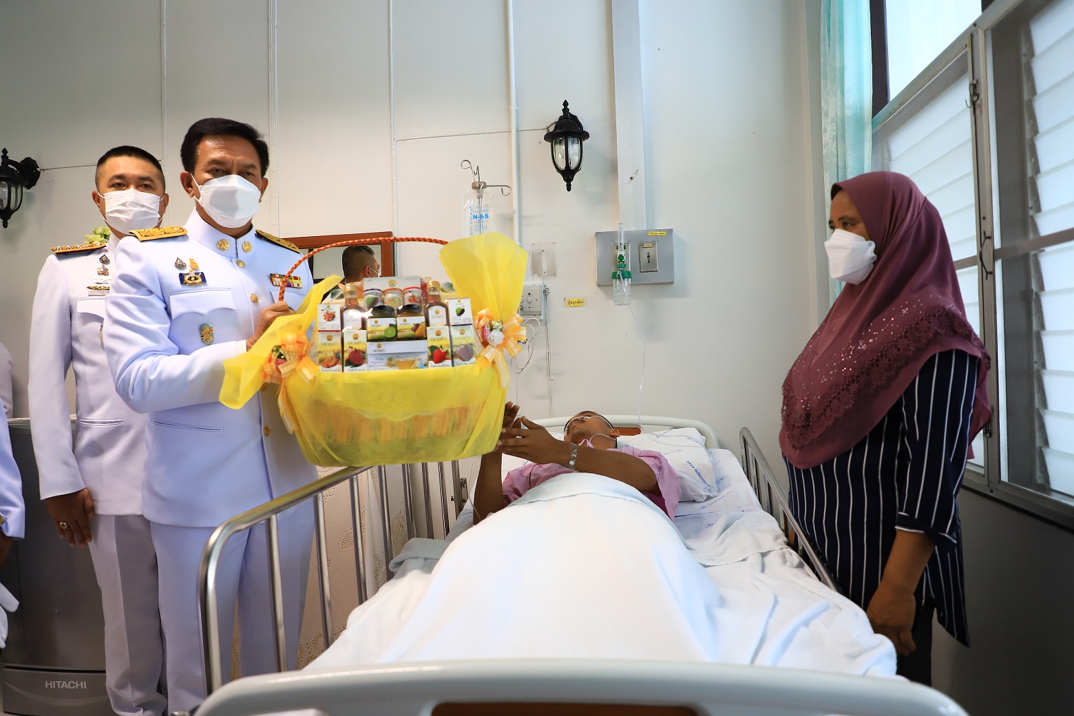 ในหลวงพระราชทานดอกไม้เยี่ยมแก่ส.ต.ท.ซูฟรีย์ และส.ต.ต.อัสราวุฒิ  