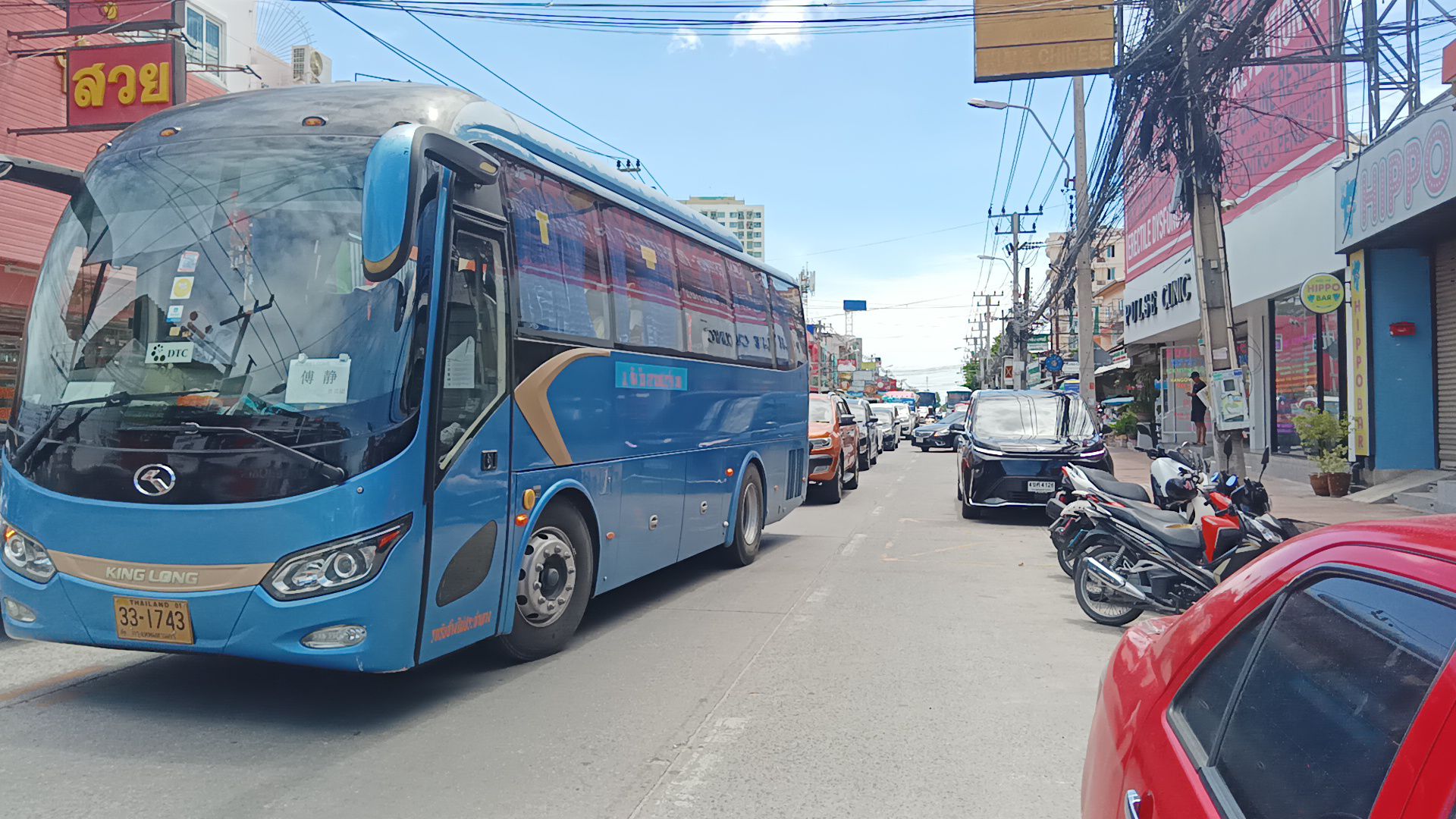 งง!!ถนนพัทยานาเกลือมีกำแพงสร้างปิดทางเท้านักท่องเที่ยวต้องเดินลงถนน