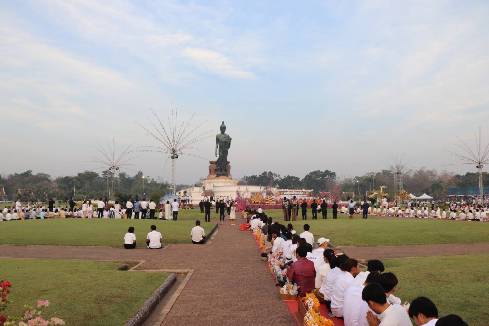 พุทธศาสนิกชนร่วมพิธีตักบาตรที่พุทธมณฑลเนื่องในวันมาฆบูชา 