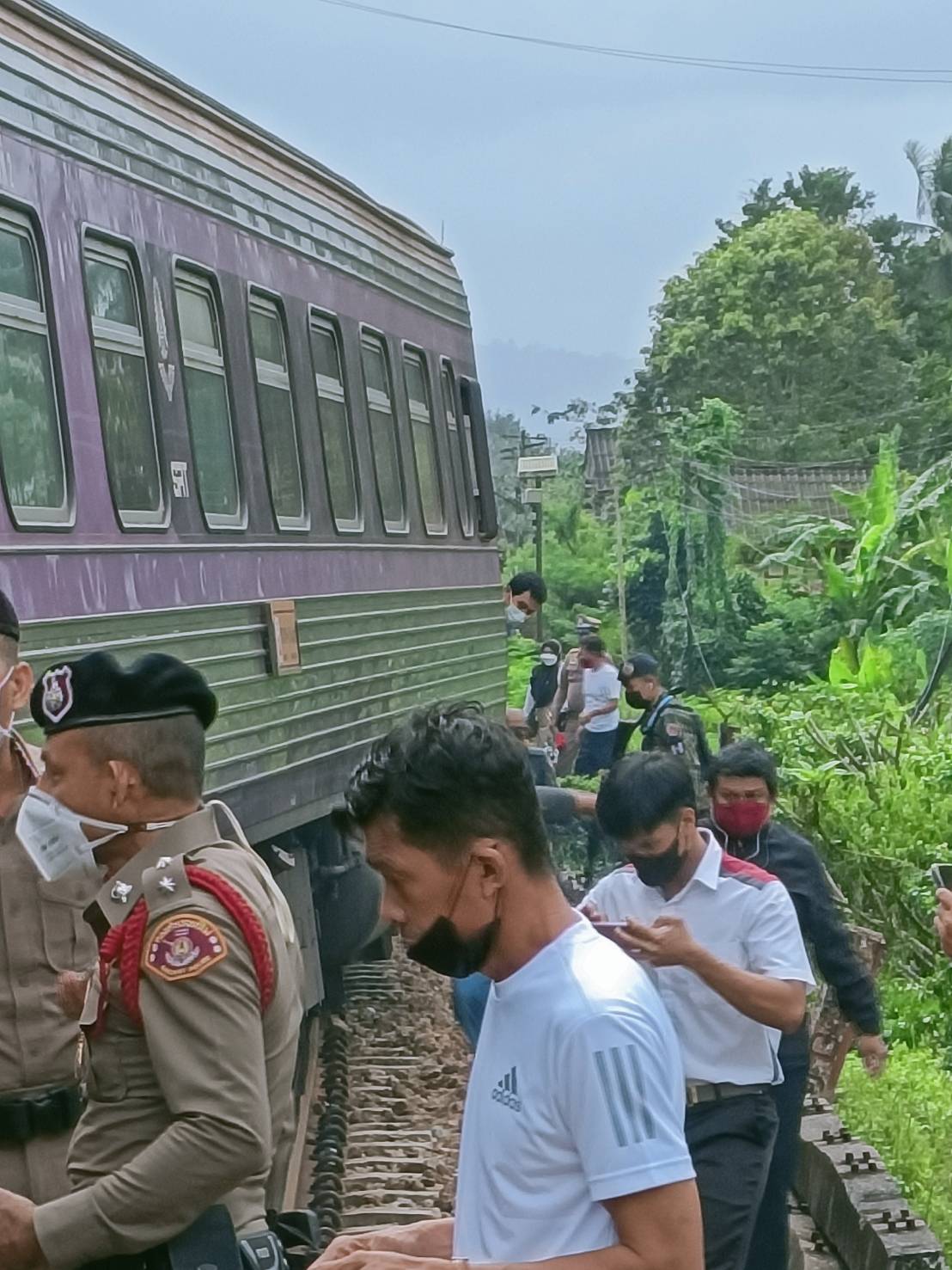 ระทึก! รถไฟตกราง ที่สถานีรือเสาะ หยุดวิ่งทุกขบวนชั่วคราว โดยเฉพาะขบวนท้องถิ่น จนกว่าจะสามารถยกโบกี้ได้ 