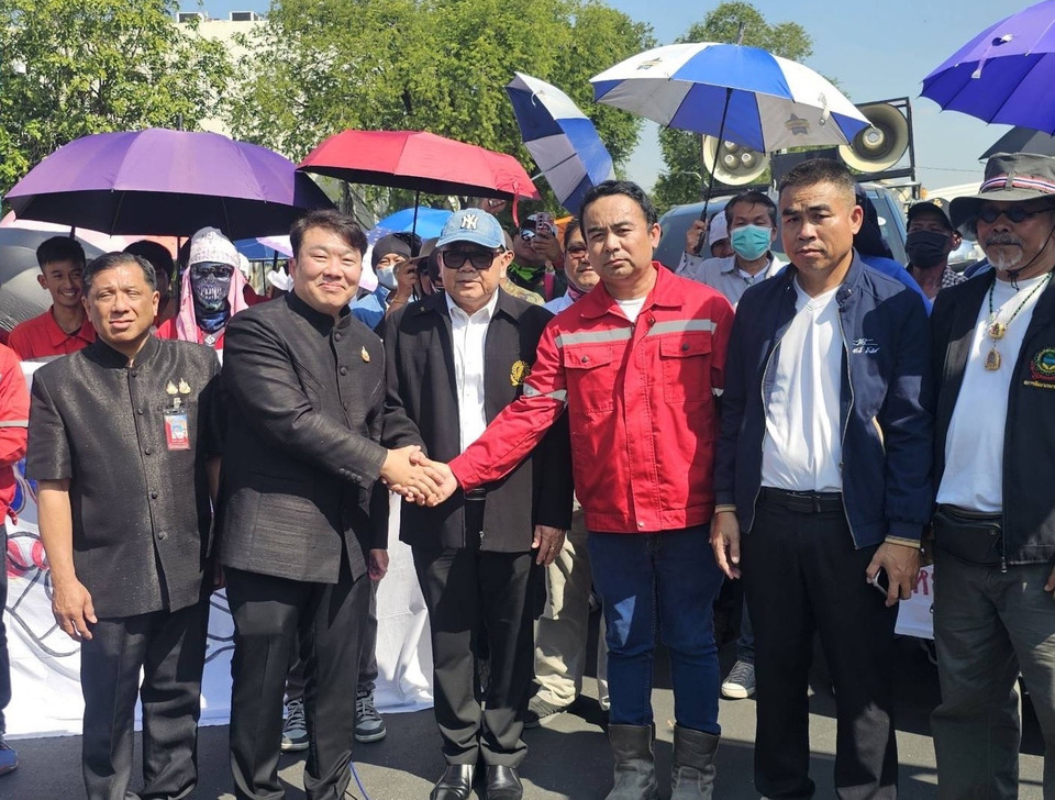 ตัวแทน สพท. ยื่นหนังสือถึงรัฐบาล สั่ง ปตท. ระงับโครงการแท่นปิโตรเลียม Bundled Phase 4 หวั่นสัญญาตกต่างชาติ ย้ายฐานผลิต