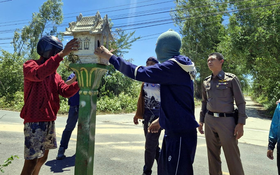 รวบแก๊งวัยรุ่นตั้งศาลพระภูมิขวางถนนบุรีรัมย์ หวังทำคอนเทนต์ล้อกู้ภัย