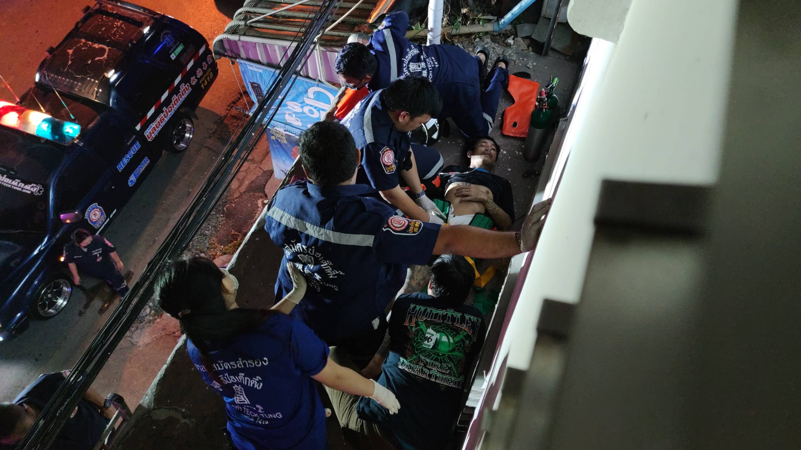 หนุ่มผวาตำรวจสายตรวจเห็นขับรถผ่านวิ่งหนีพลัดตกตึกบาดเจ็บ