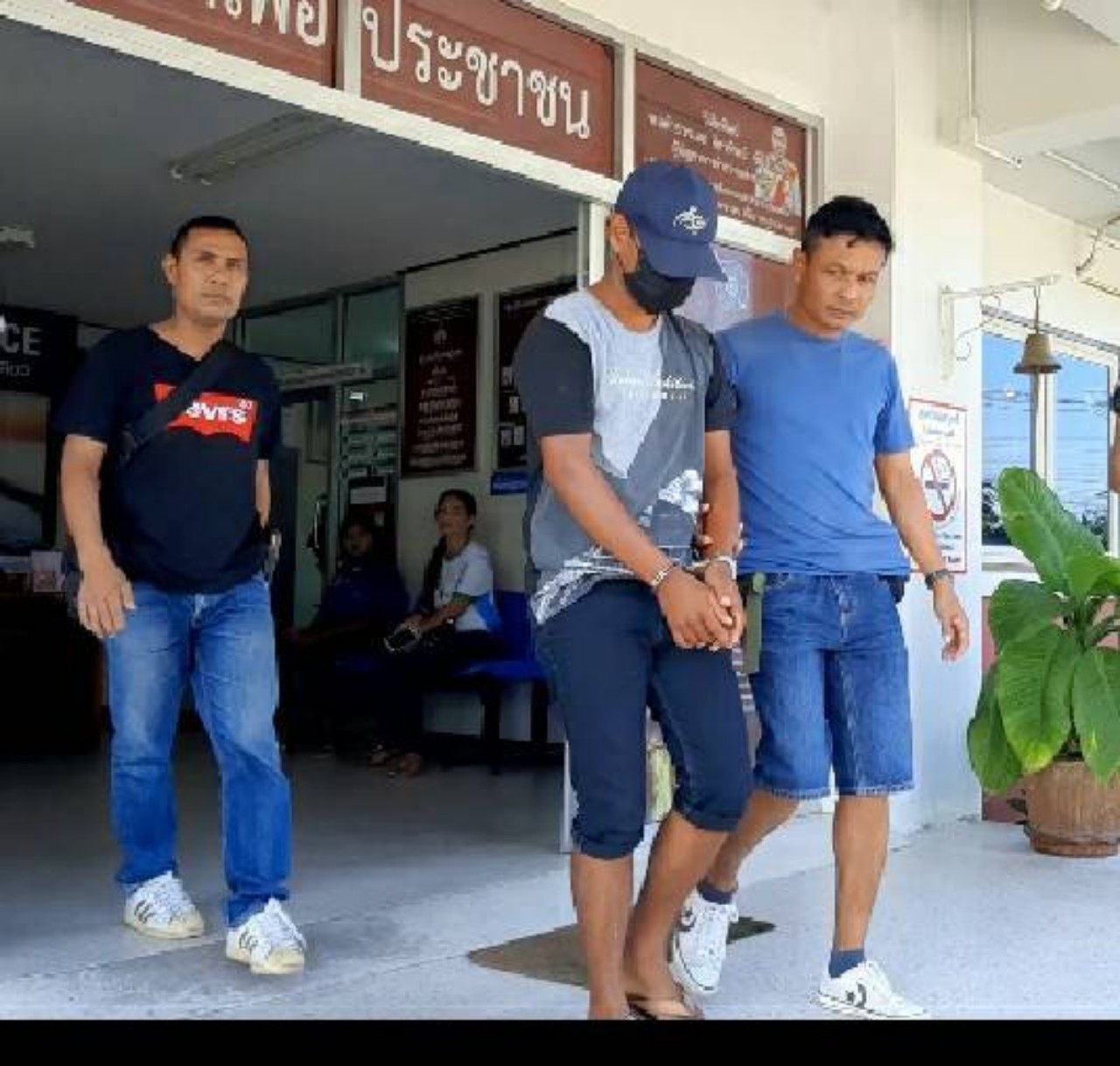 คุมตัวผู้ต้องหาทำแผนวิ่งราวสร้อยคอทองคำในตลาดท้ายเหมืองพังงา