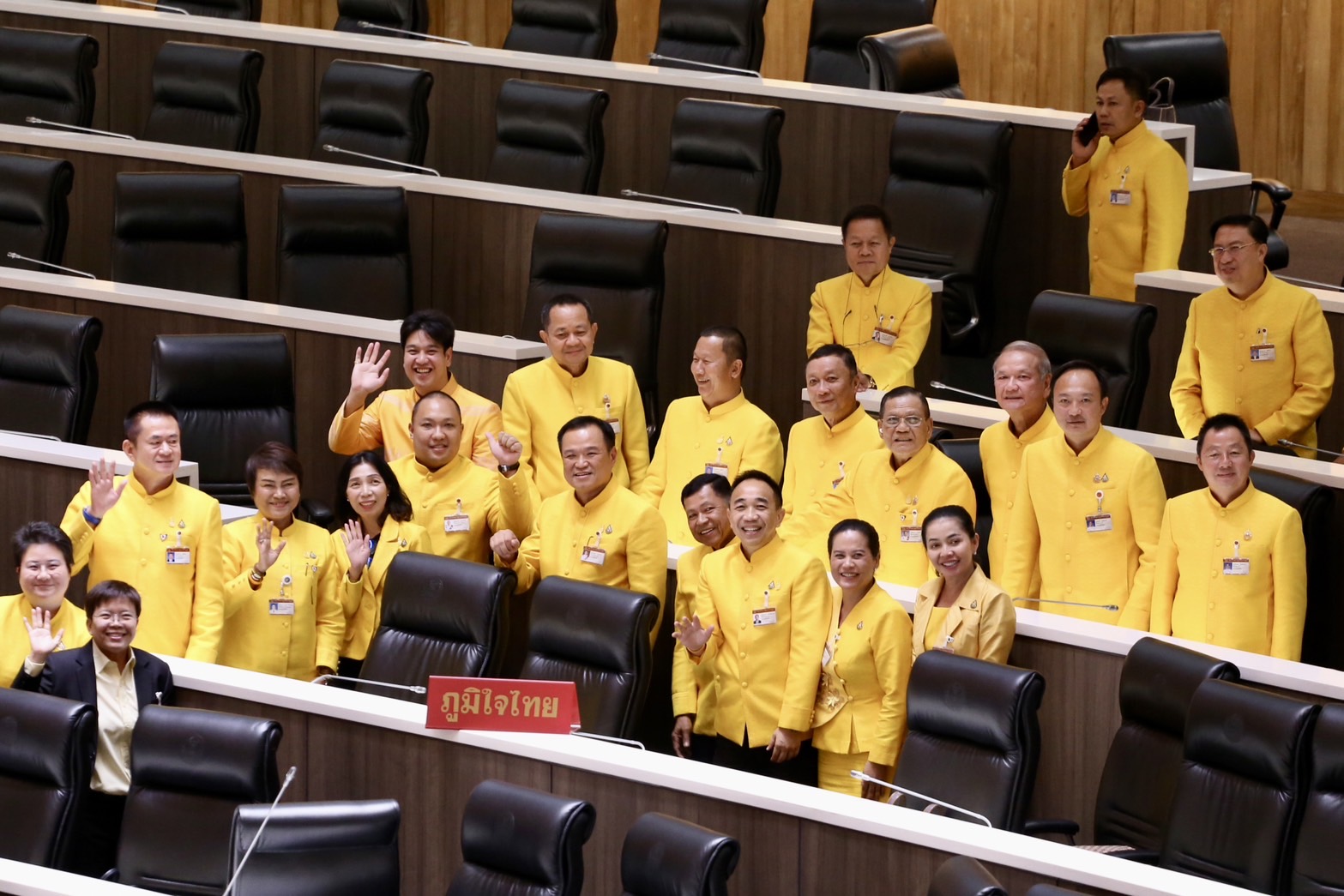 “อนุทิน” นำทีม “รมต. - สส. ภูมิใจไทย”ใส่ผ้าไหม ‘สีเหลือง’ถกงบ วันที่ 2 แสดงความจงรักภักดี