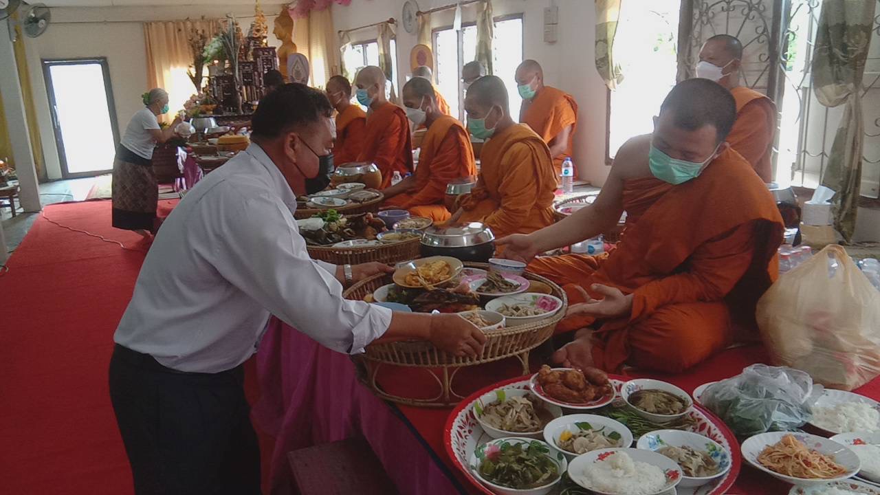 ชาวคุ้มวัดสระแก้ว ทำบุญข้าวประดับดิน อุทิศส่วนกุศลให้แก่เปรต และญาติพี่น้องที่ล่วงลับ