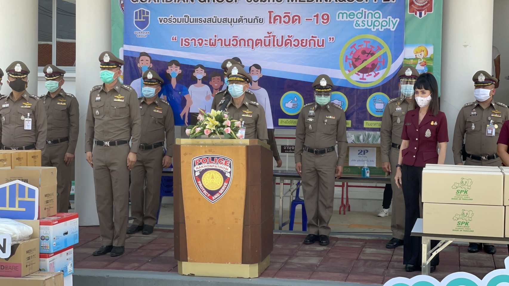 ผู้การนครปฐม จัดอุปกรณ์ป้องกันการเชื้อไวรัสโคโรน่า -19 มอบ จนท.