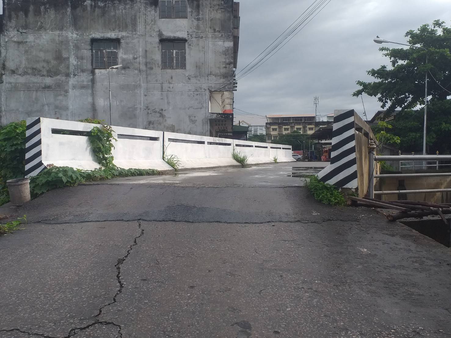 ฝนตกหนัก คอสะพานข้ามลำห้วยแม่สอด บริเวณท่ารถแม่ระมาด-ท่าสองยาง พังทรุดพร้อมถนน