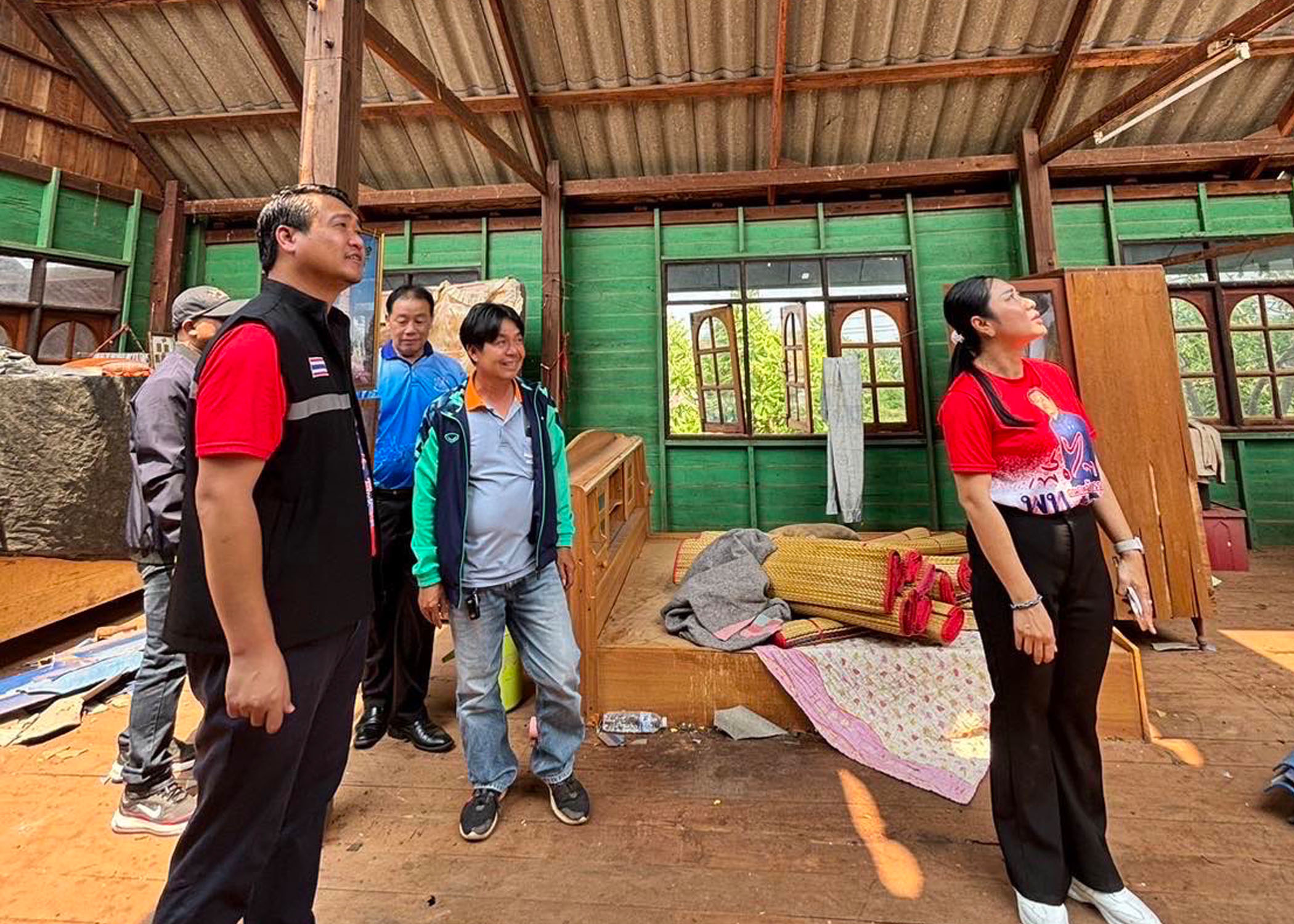 อบต.โพนสวรรค์เร่งช่วยเหลือเหยื่อพายุถล่มบ้านพัง