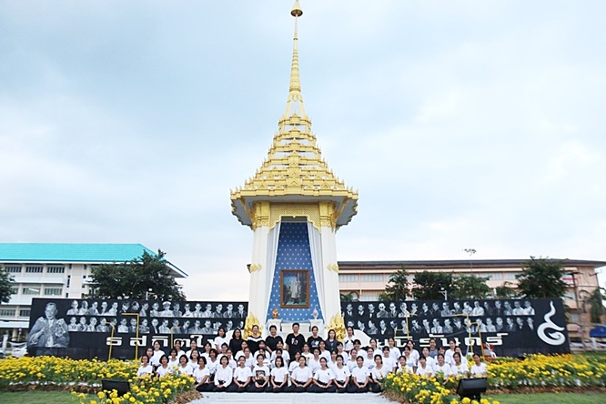 ธ สถิตในดวงใจไทยนิรันดร์ 