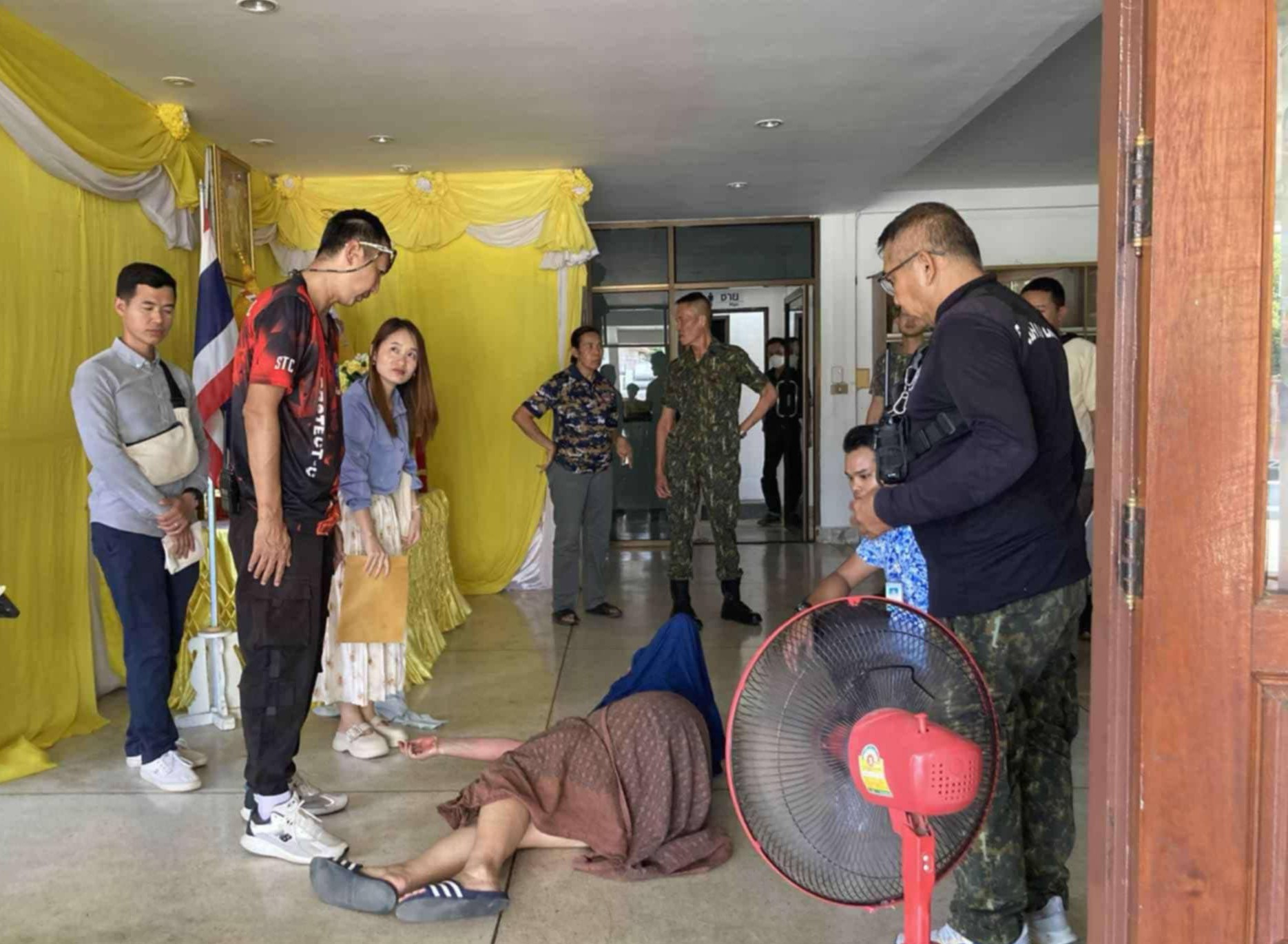 แม่ฮ่องสอน เงินกู้นอกระบบพ่นพิษ นักพัฒนาชุมชนราดน้ำมันเผาตัวเอง