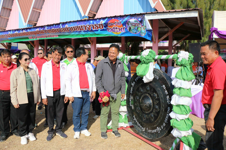 กาฬสินธุ์ชาวตำบลนาจารย์ร่วมใจจัดแข่งกีฬาส่งเสริมให้ประชาชนออกกำลังกาย