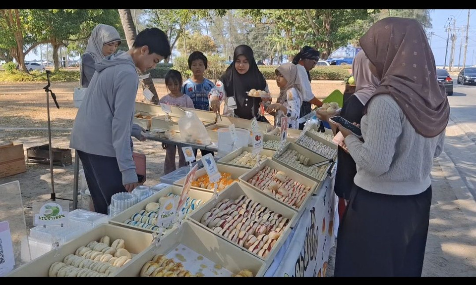 ของอร่อยนราธิวาส! ปังจิ๋ว 2 บาท ไส้ทะลัก 25 ไส้ ขายหมด 5,000 ชิ้นใน 2 ชั่วโมง
