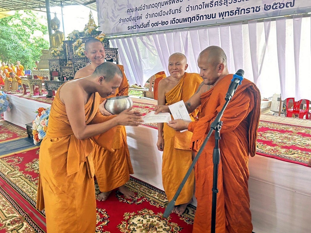“หลวงปู่โชติ” มอบทุนการศึกษาพระสอบนักธรรมชั้นโท ชั้นเอก บริจาครั้วสแตนเลสประดิษฐานพระพุทธรูปหน้าโรงพัก