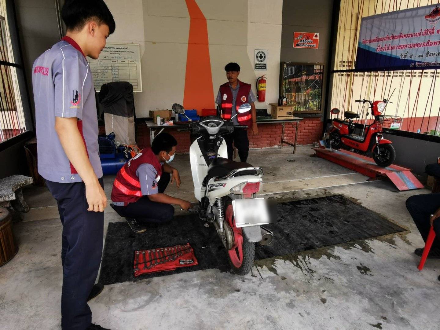 นักศึกษา วิทยาลัยเทคนิค สตูล  เปิดศูนย์ซ่อมสร้างฯบริการซ่อมจยย.ฟรี ในโอกาสวันแม่แห่งชาติ