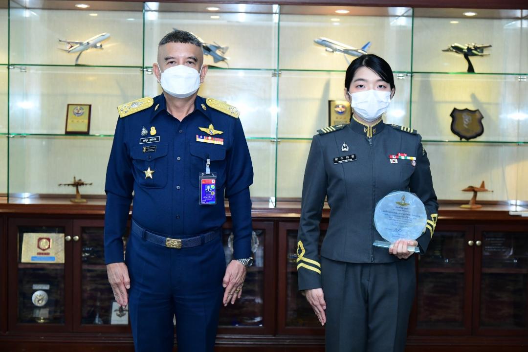 ทอ.มอบโล่ แก่นักเรียนพยาบาลทหารอากาศ สำเร็จการศึกษาจากวิทยาลัยพยาบาลทหาร เกาหลี
