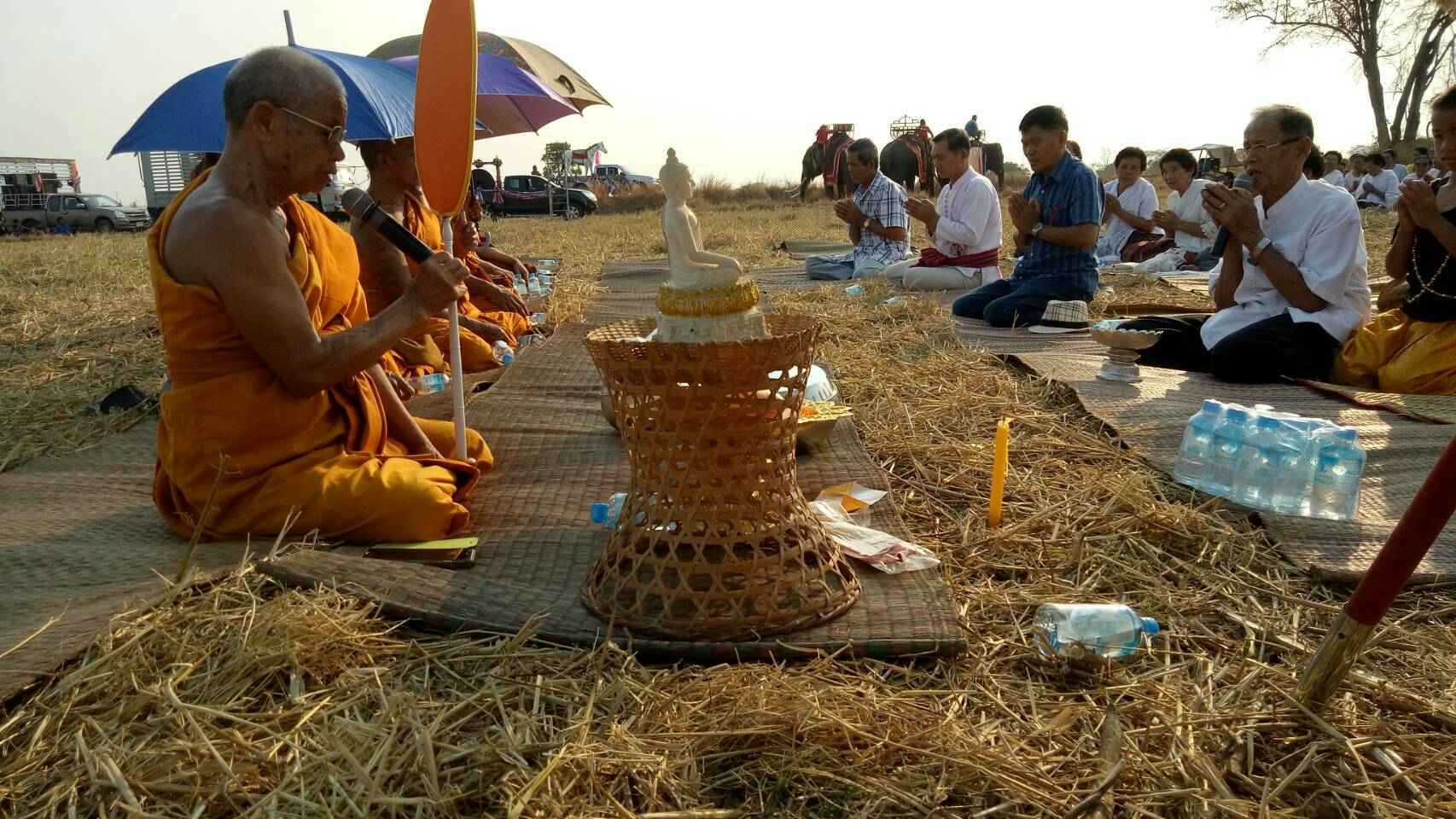 ชาวบ้านทุ่งแต้นำช้าง 4 เชือกร่วมสืบสานประเพณีแห่บุญผะเหวด ฟังเทศน์ 13 กัณฑ์ 1 พันพระคาถา