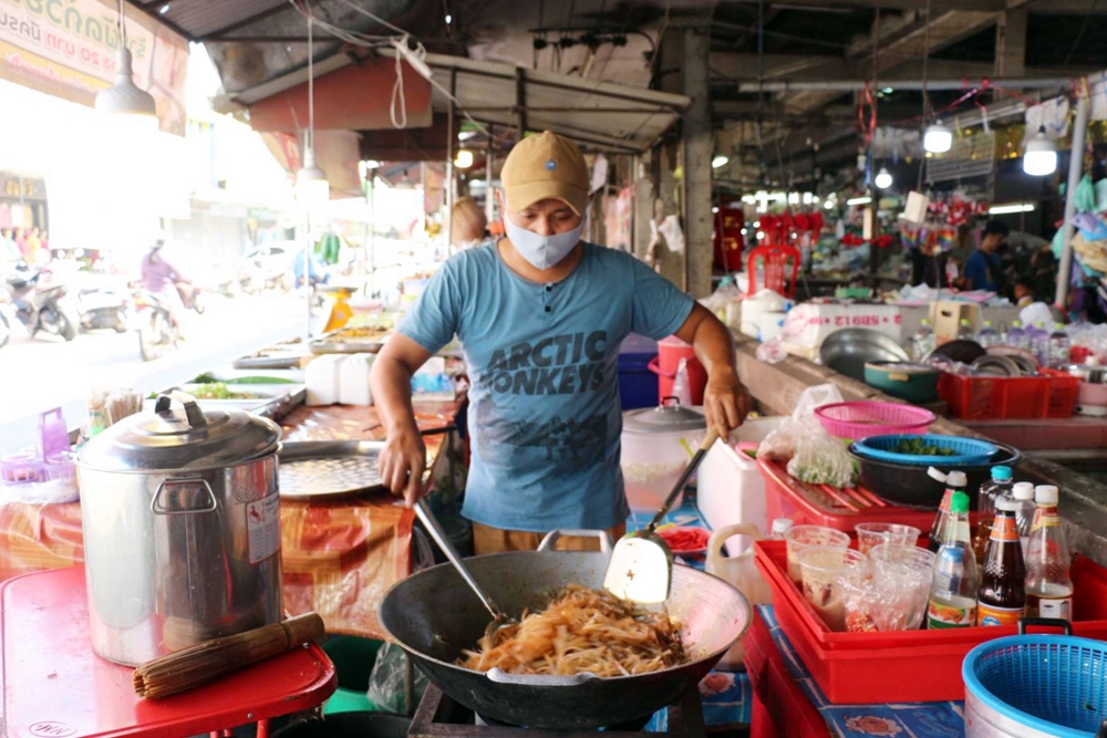 อดีตเชฟโรงแรมดังในภูฎาน กลับมาขายข้าวแกง 20 บาทที่บ้านเกิด หวังช่วยผู้มีรายได้น้อย