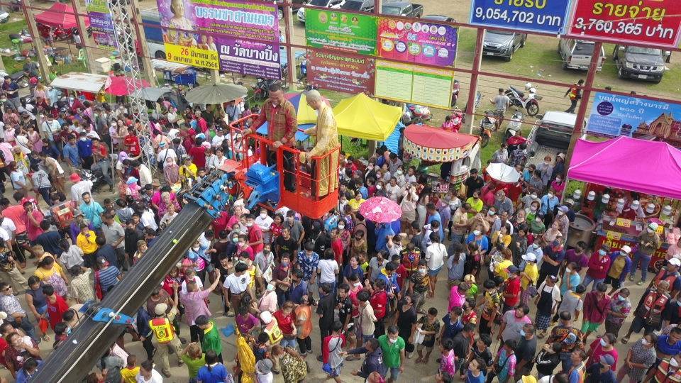 ฮือฮางานบวชลูกชาย สท.ตำบลนาดี โปรยทานรถมอเตอร์ไซค์