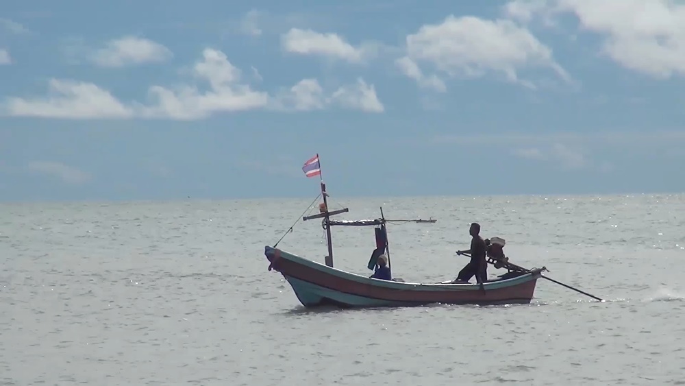 ชาวประมงบ้านบ่ออิฐ ยังออกเรือจับปลา!! อุตุฯเตือน มรสุมตะวันตกเฉียงใต้พัดปกคลุมทะเลอันดามัน ภาคใต้ และอ่าวไทย