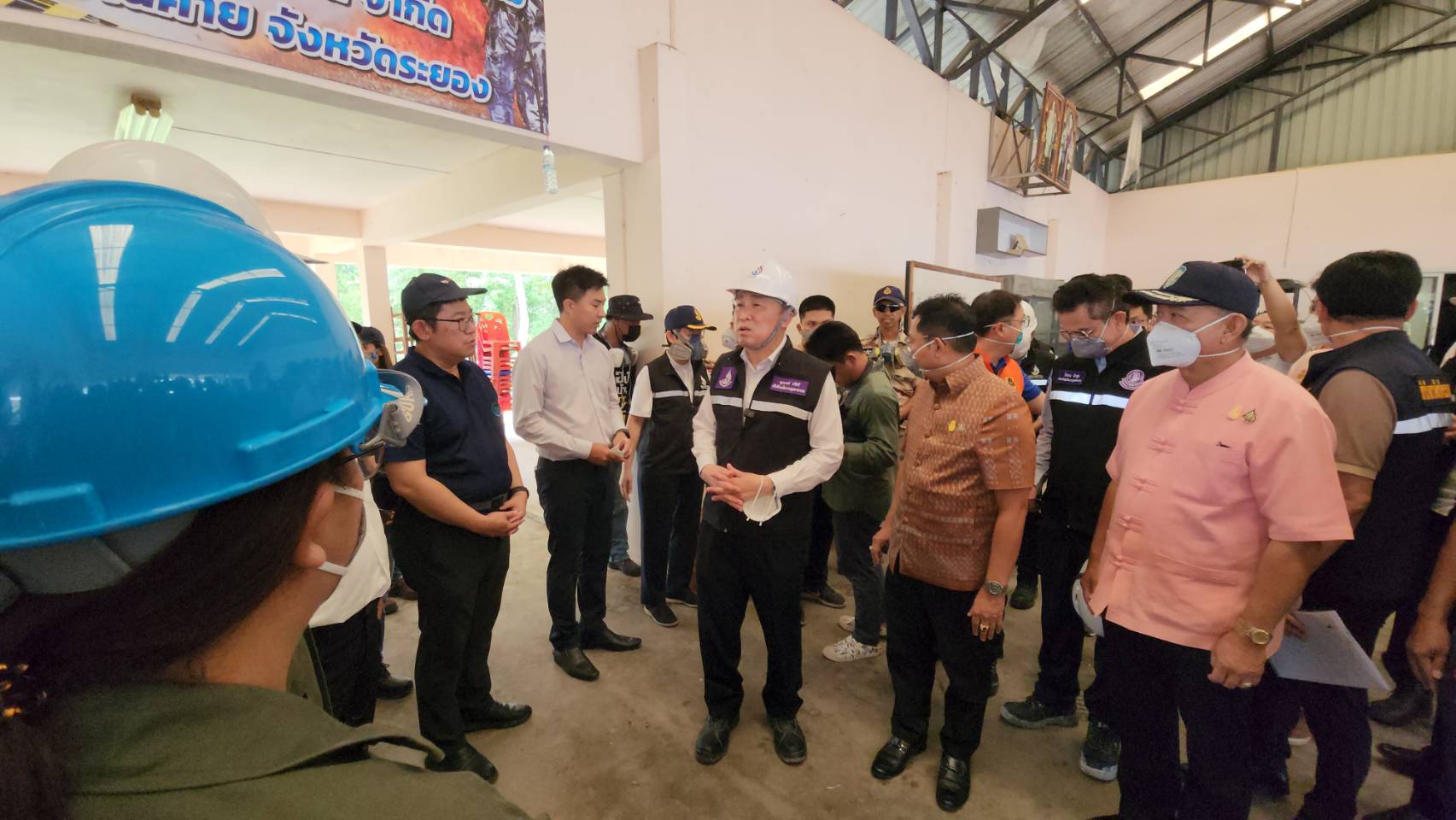 อธิบดีกรมโรงงานอุตสาหกรรมนำผู้ประกอบการรับกำจัดของเสียรายใหญ่สำรวจกากสารเคมีในโกดังที่ถูกไฟไหม้