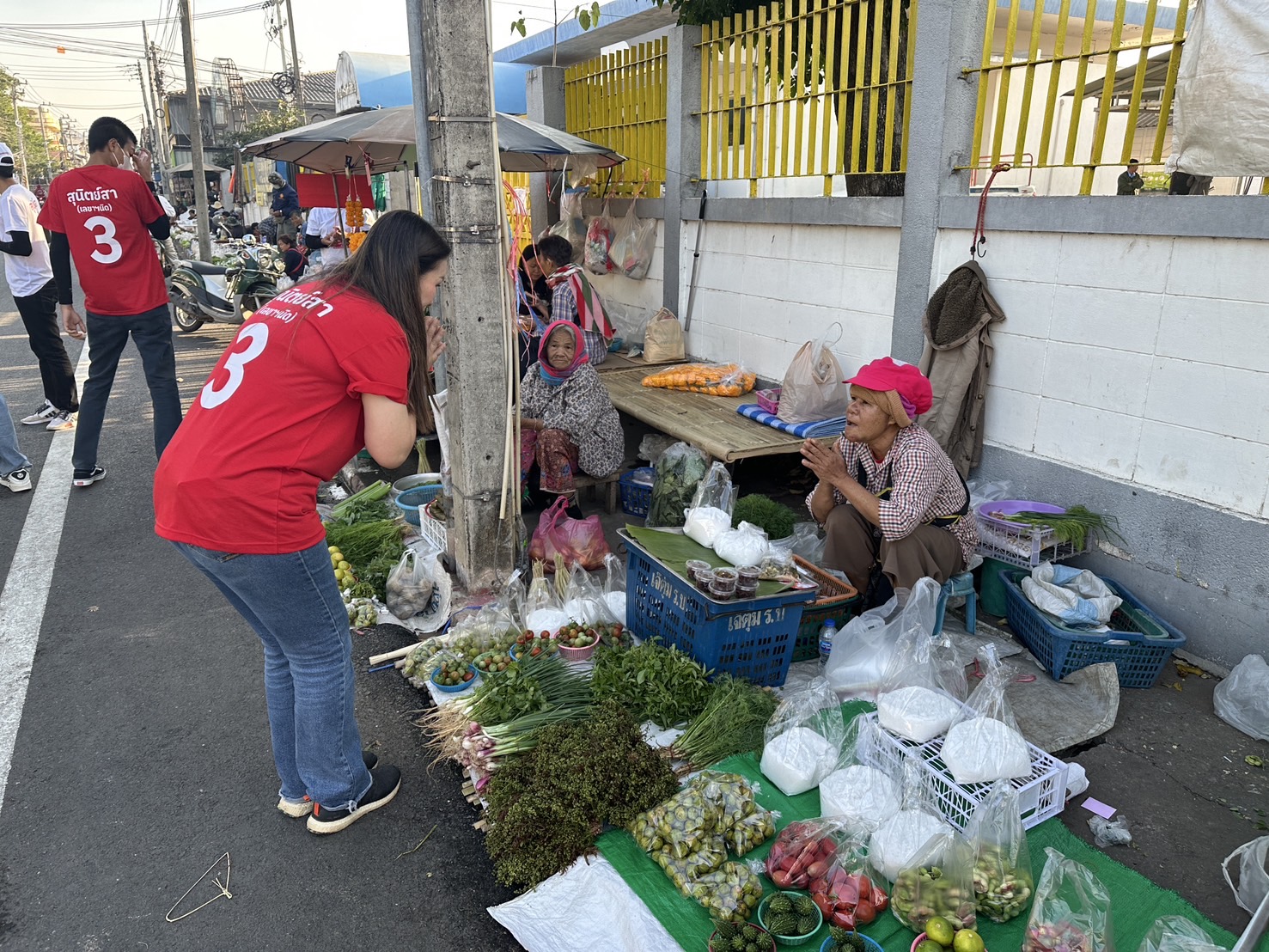 โค้งสุดท้าย เลือกตั้ง อบจ.โคราช “นิด” เลขา ส.ส โกศล ผู้สมัคร ส.อบจ.บัวใหญ่ ลุยตลาดเช้า ปั่นจักรยานขอคะแนน
