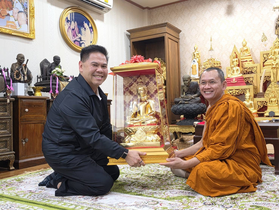 กราบเกจิดัง! “วราวุธ” ถกเจ้าอาวาสวัดพระลอยแก้วิกฤตปากท้อง รับมอบพระบูชาโบราณลุยงานกระทรวงอุตสาหกรรม