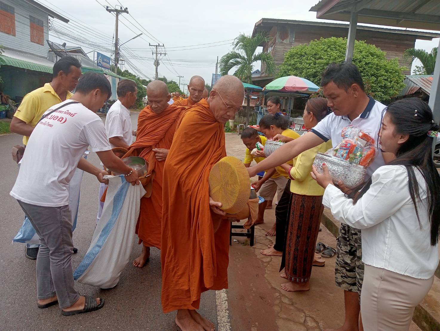 อบต.คลองขามร่วมกับคณะสงฆ์อำเภอยางตลาดกาฬสินธุ์จัดคาราวานบุญตั้งกองบุญช่วยเหลือผู้ยากไร้