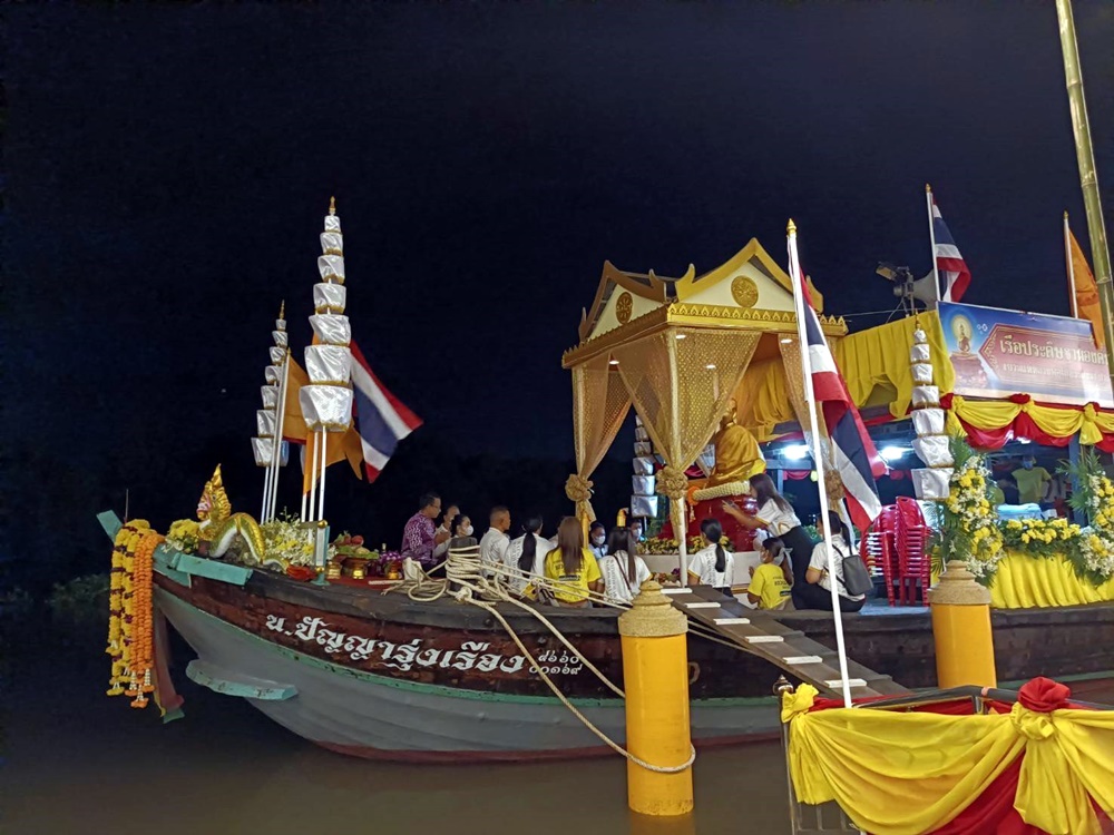ผู้ว่าฯแปดริ้ว บวงสรวงองค์ "หลวงพ่อโสธร" พร้อมปล่อยขบวนแห่เรือหลวงพ่อโสธรทางน้ำ  