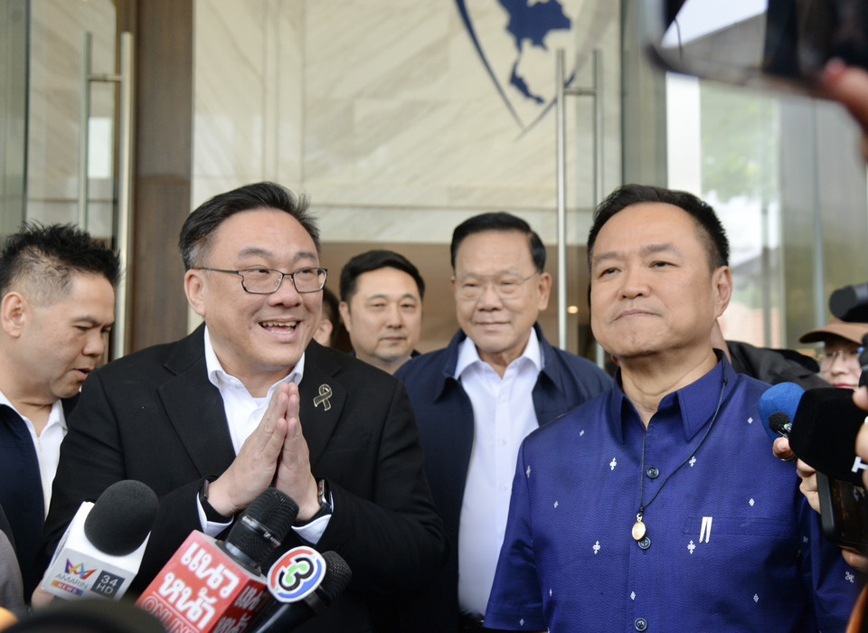 "อนุทิน-จุลพันธ์" กรวดน้ำร่วมขัน "หนู"  ร้องเพลง "ทำบุญร่วมชาติ" หลังสื่อแซว อโหสิให้กันแล้ว