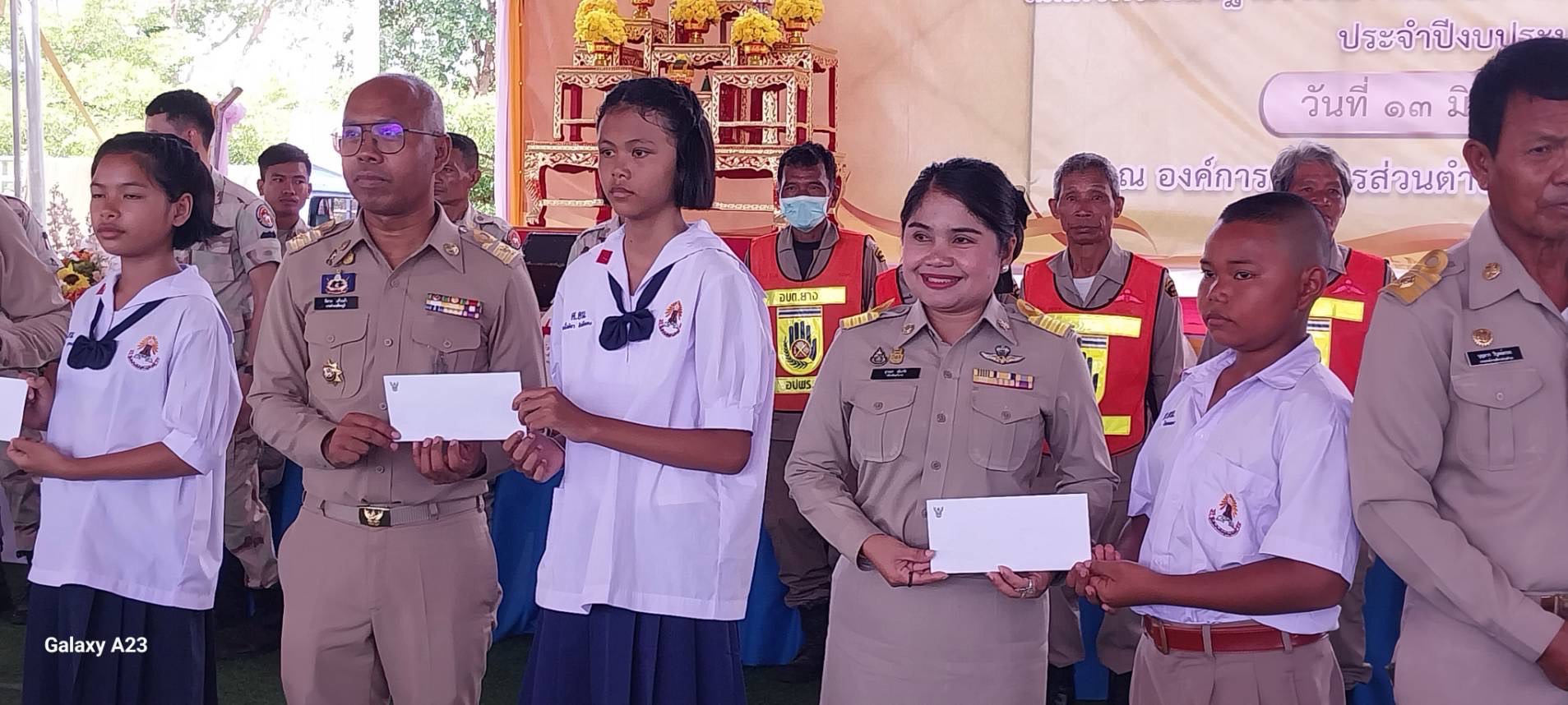 ผู้ว่าฯสุรินทร์นำส่วนราชการ เปิดโครงการสร้างสุข สร้างรอยยิ้ม พร้อมโครงการ เหล่ากาชาดห่วงใยสร้างบ้านผู้ยากไร้ 