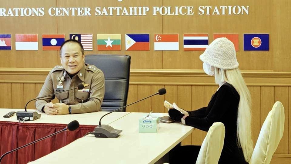 ตร.สัตหีบเรียกสอบสาวสองโชว์เรือนร่างวันไหลบางเสร่ ก่อนปรับข้อหาลามก