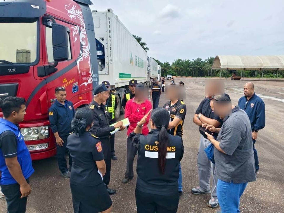 กรมขนส่งฯ ร่วมตำรวจทางหลวงชุมพร-ประจวบฯ ตั้งด่านสกัดรถบรรทุกจีนวิ่งล่องใต้ผิดเส้นทาง ผลักดันกลับเส้นทางที่ได้รับอนุญาต