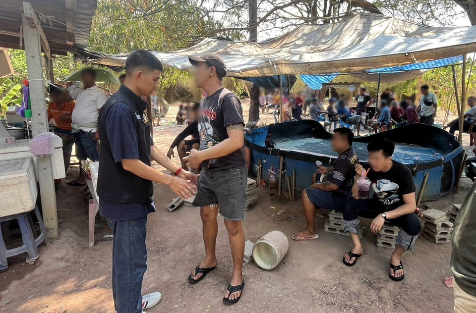 บุกทลายแหล่งพนันไก่ชนเถื่อน รวบเซียนพนัน 49 คน ยึดไก่และอุปกรณ์เพียบ