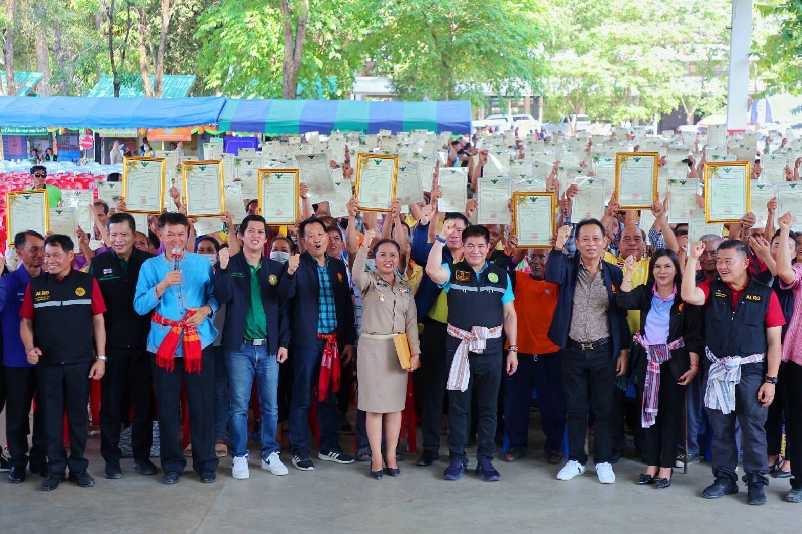 "รมว.ธรรมนัส" มอบ "โฉนดเพื่อการเกษตร" เกษตรกร อ.หนองพอก-อ.เมยวดี