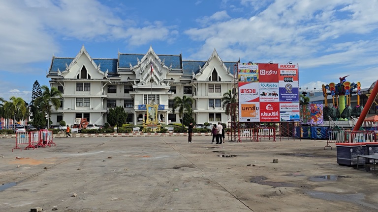 เวทีหมอลำชื่อดังถูกแรงลมพัดล้มทับคนดูหน้าเวทีบาดเจ็บ 5 รายล่าสุดเคลียร์พื้นที่เรียบร้อยรอวงต่อไป 