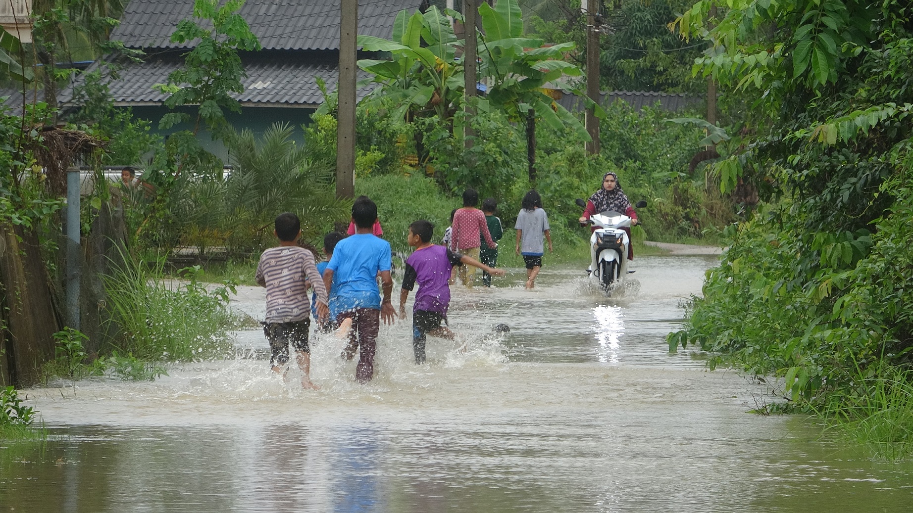 ปัตตานีอ่วมรอบ2 หลังฝนตกต่อเนื่อง เร่งย้ายของขึ้นที่สูงเตรียมรับมือน้ำป่าไหลหลาก 