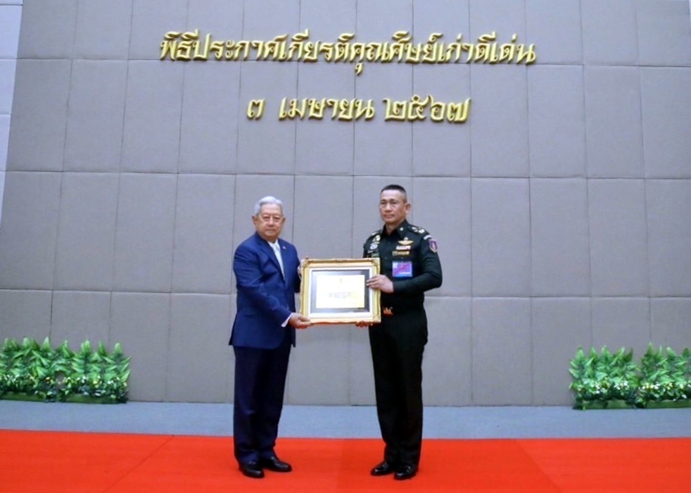 ผบ.ทบ.รับรางวัลศิษย์เก่าดีเด่น วันสถาปนาโรงเรียนเสนาธิการทหารบก ครบรอบ 115 ปี