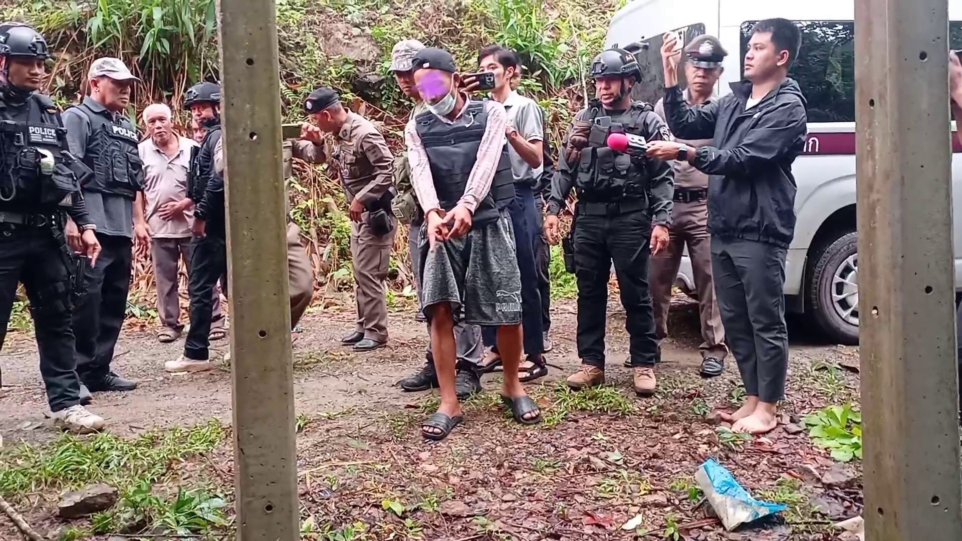 ชุมพร คุมตัวคนร้ายยิง 4 ศพ ทำแผนท่ามกลางเสียงสาปแช่งของหลานสาวผู้ตาย "ให้ตายตามกันไป"