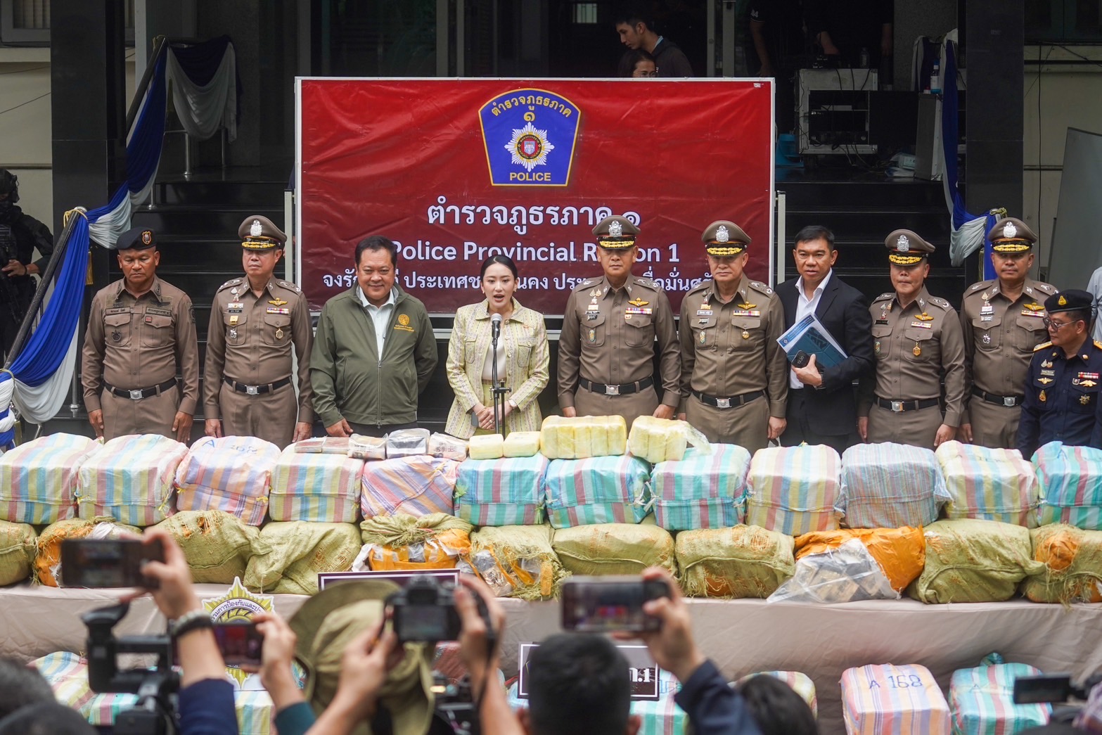 นายกฯ รุด ให้กำลังใจ ตร.ภาค 1 จับยาเสพติด ล็อตใหญ่ ขยายผลหลังจับกุมที่นครสวรรค์ 