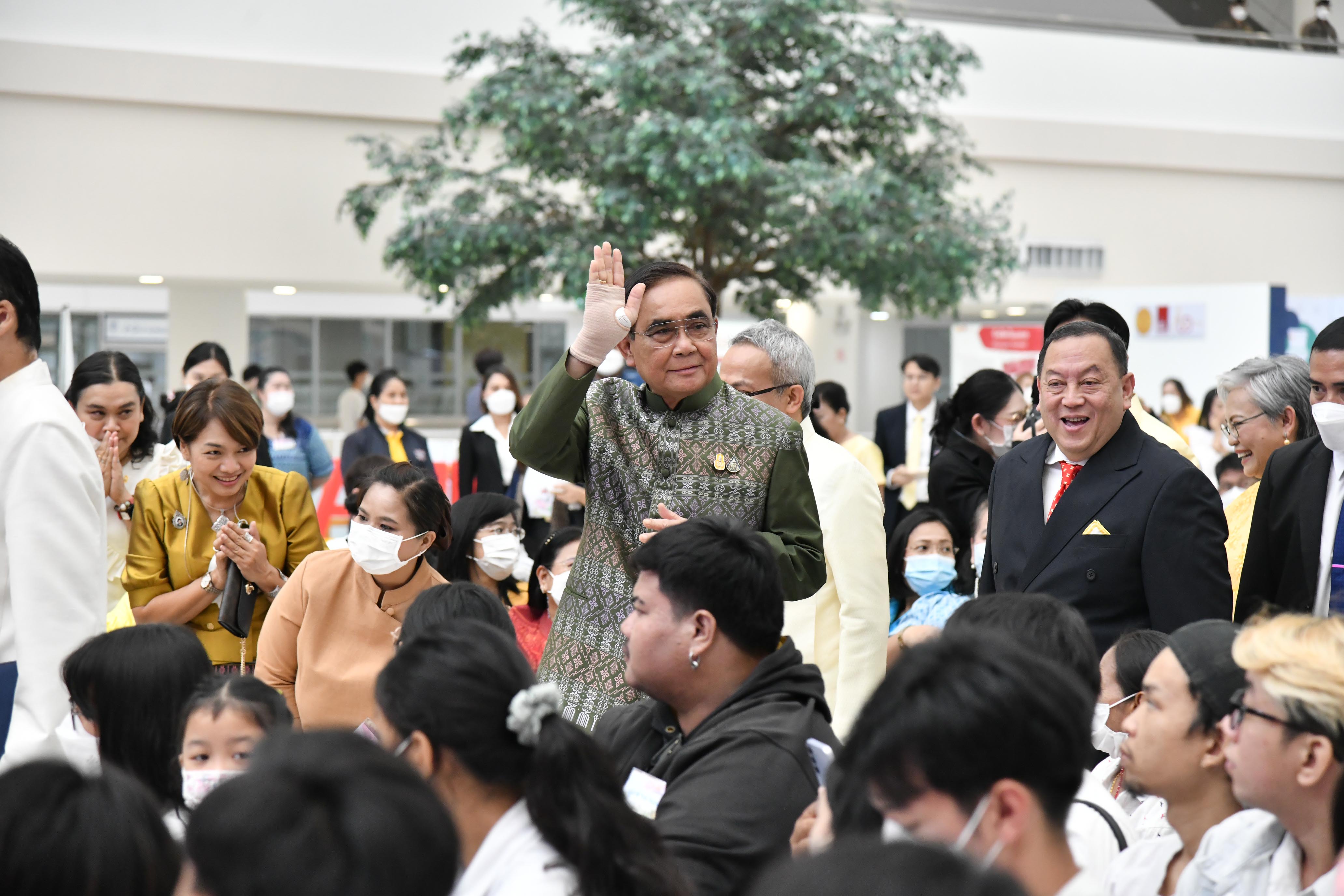 "บิ๊กตู่" แจงยกเพลงพระราชนิพนธ์ ไร้นัยยะ แค่พูดกับทหาร  เผยการข่าวยังไม่มีอะไร ไม่สงบเรียบร้อย