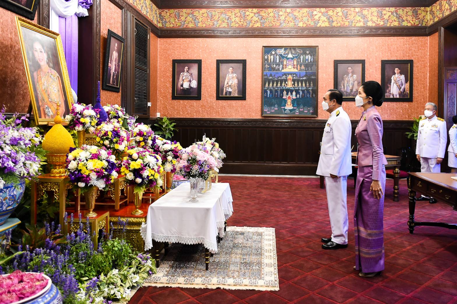 นายกฯและภริยา พร้อมด้วยรองนายกรัฐมนตรีและคู่สมรส ลงนามถวายพระพรสมเด็จพระนางเจ้าฯ พระบรมราชินี 