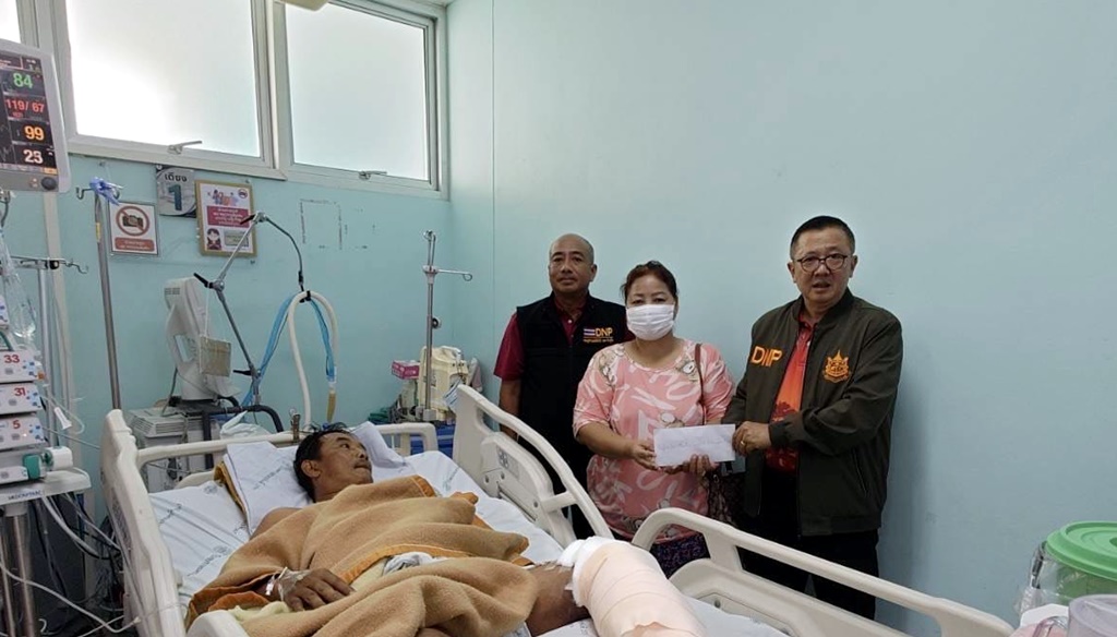 ผอ.สบอ.ที่ 16 สาขาแม่สะเรียง รุดเยี่ยมอาสาสมัครฯ เกิดอุบัติเหตุขณะดับไฟป่าบ้านสบสอย