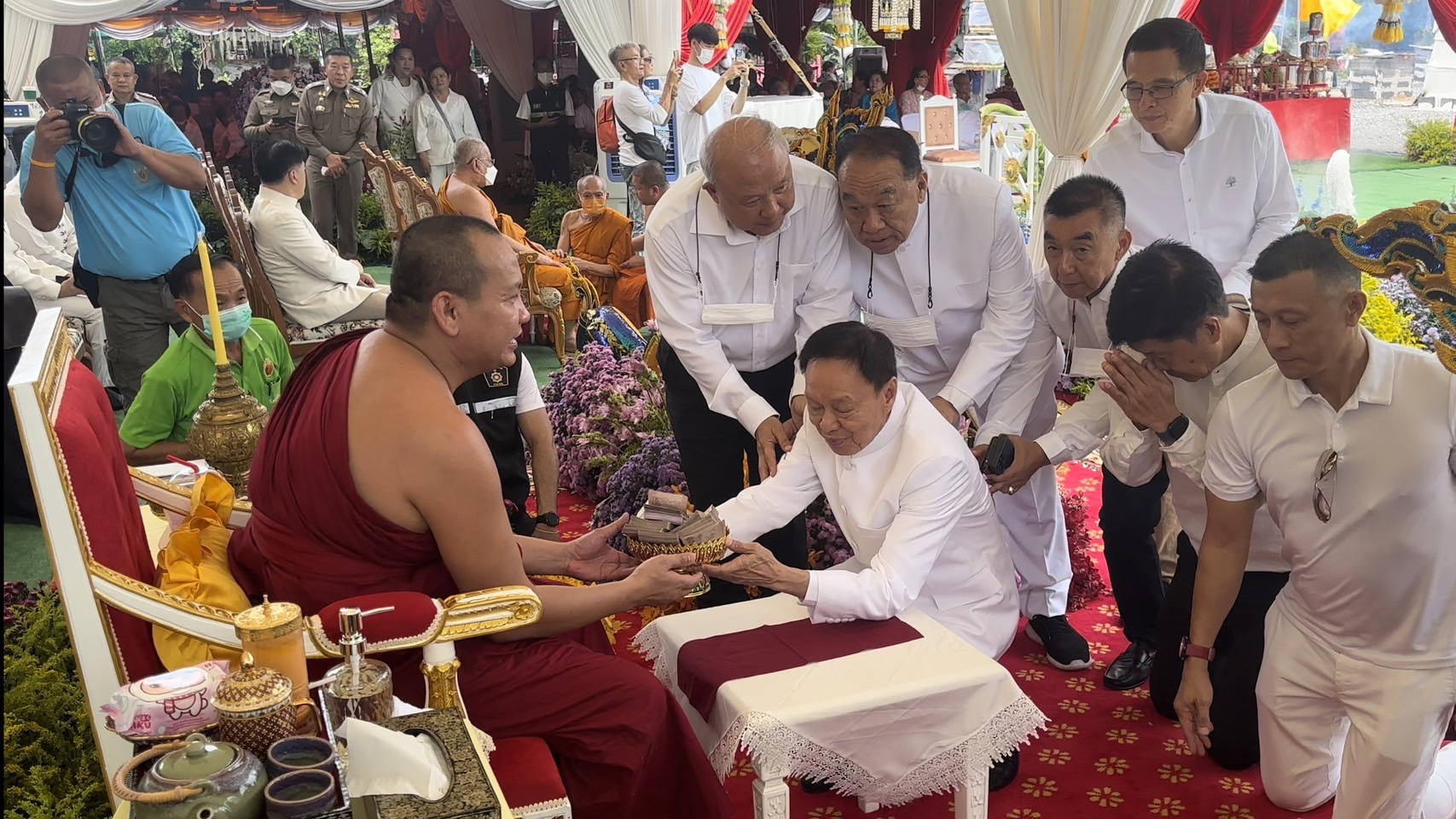 พล.ต.อ.พัชรวาท วงษ์สุวรรณ ร่วมพิธีเททองหล่อพระปางป่าเลไลย์ ณ วัดมณีวงศ์ จ.นครนายก