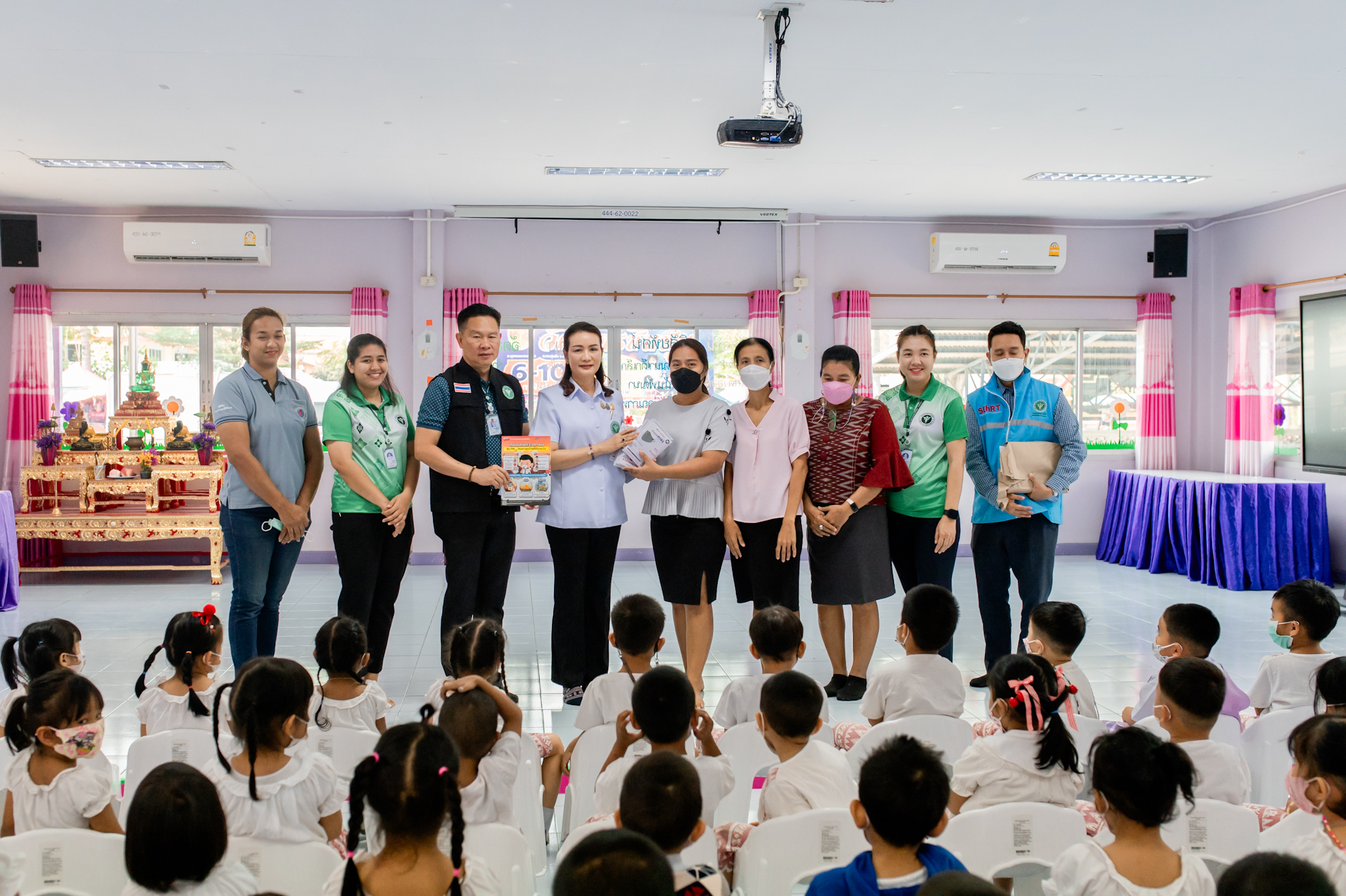 สสจ.นครปฐมรณรงค์แจกหน้ากากป้องกันฝุ่น  PM2.5 กลุ่มเปราะบาง-เด็กเล็กและพระแนะประชาชนป้องกันไว้ก่อน