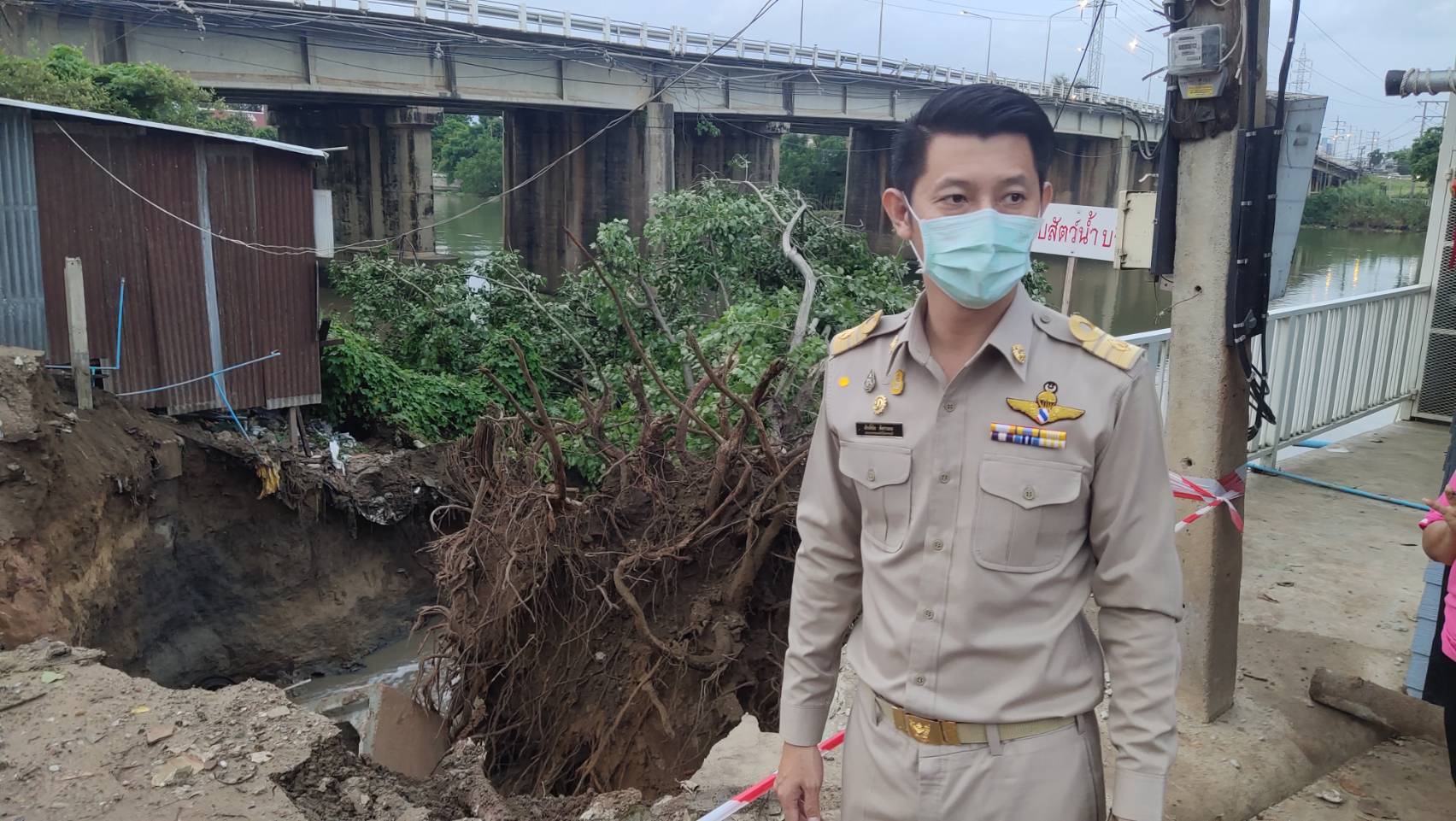  ฝนตกหนักทำตลิ่งทรุด บ้านพัง ต้นไม้ใหญ่อายุกว่า 100 ปี โค่นลงในแม่น้ำ