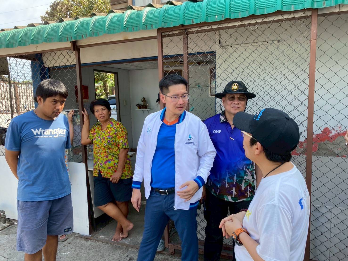 “พี่เต้”ลงพื้นที่บางขุนเทียน ร่วมแก้ไขปัญหาลิงแสมบุกรุกสร้างความเดือดร้อนให้ชาวบ้านในพื้นที่