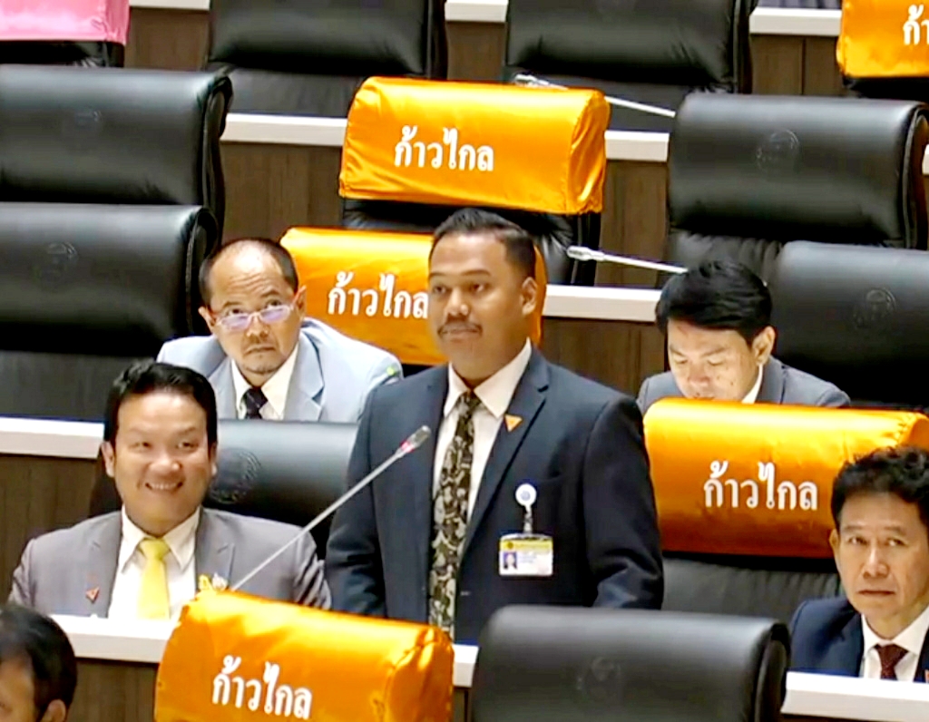"ก้าวไกล"ตามบี้ปฏิรูปกองทัพ ยกปมพลทหารตาย “บิ๊กช้าง” ลั่นตั้งกก.สอบข้อเท็จจริงแล้ว รับปฏิรูปต้องใช้เวลา 7-10 ปี 