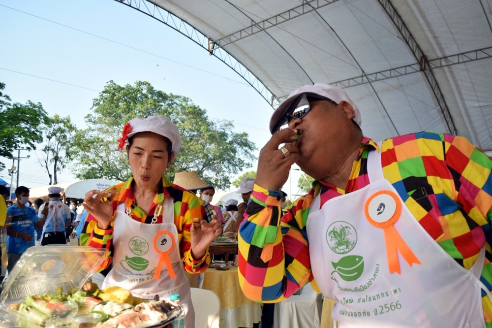 สนุกสนาน!! อ่างทอง เปิดแข่งขันกินปลาใหญ่ กินไข่นกกระทา กินผักปลอดภัย ประจำปี 2566