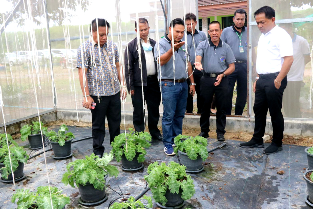 รองอธิบดี กสส. ตรวจเยี่ยมศูนย์เรียนรู้เศรษฐกิจพอเพียง สกก.บางกล่ำ แนะสร้างระบบเก็บกักน้ำ